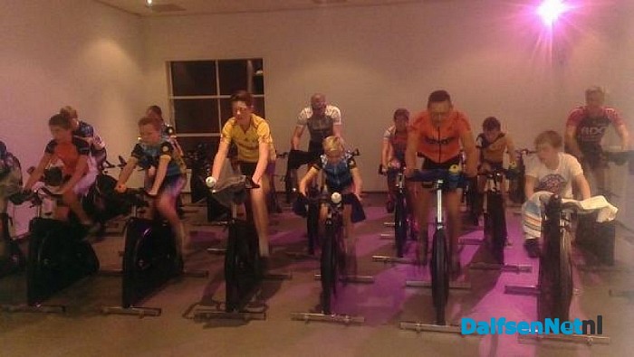 Jeugd Toerclub volgt spinningles bij Sportstudio Kontrast.