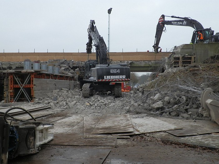 Aardbeving treft Lemelerveld bij sloop viaduct (nu met foto’s) - Foto: Wim