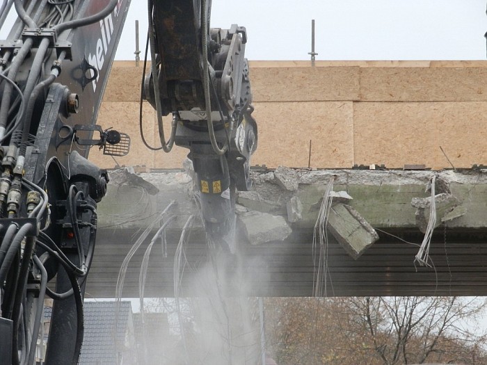 Aardbeving treft Lemelerveld bij sloop viaduct (nu met foto’s) - Foto: Wim