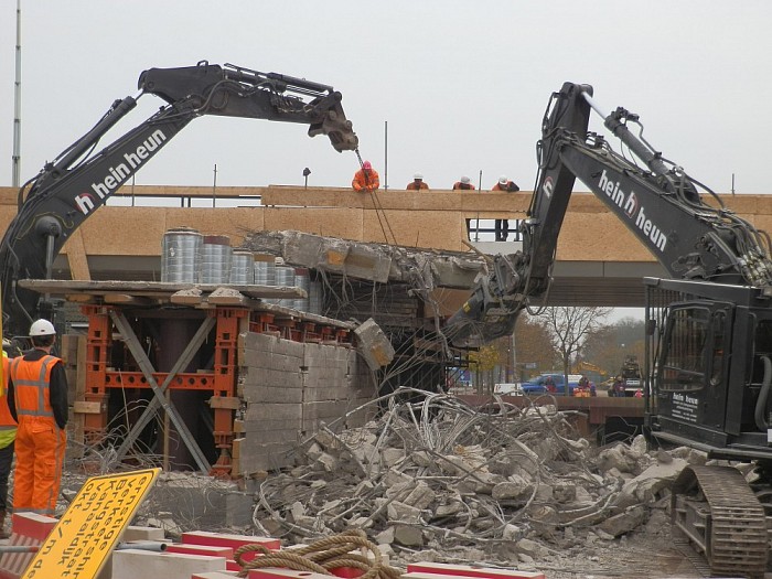 Aardbeving treft Lemelerveld bij sloop viaduct (nu met foto’s) - Foto: Wim