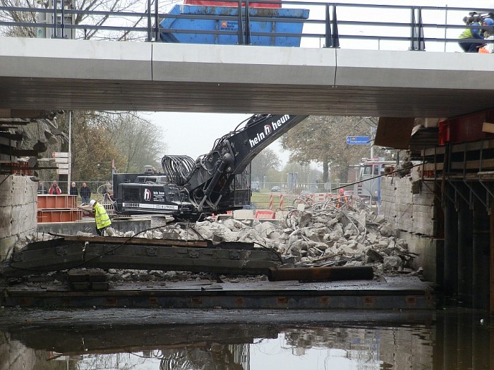 Aardbeving treft Lemelerveld bij sloop viaduct (nu met foto’s) - Foto: Wim