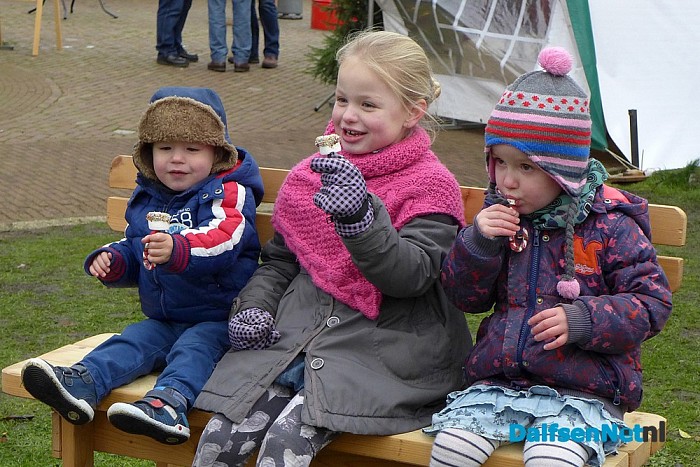 Foto’s kerstmarkt bij katholieke kerk