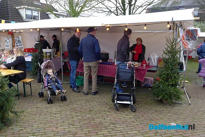 Foto’s kerstmarkt bij katholieke kerk