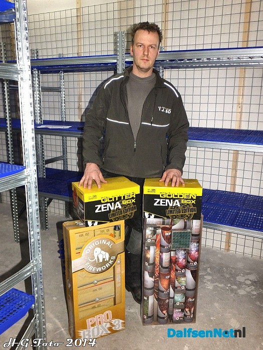Na 14 jaar weer vuurwerk verkoop in Oudleusen. - Foto: H.G. Foto