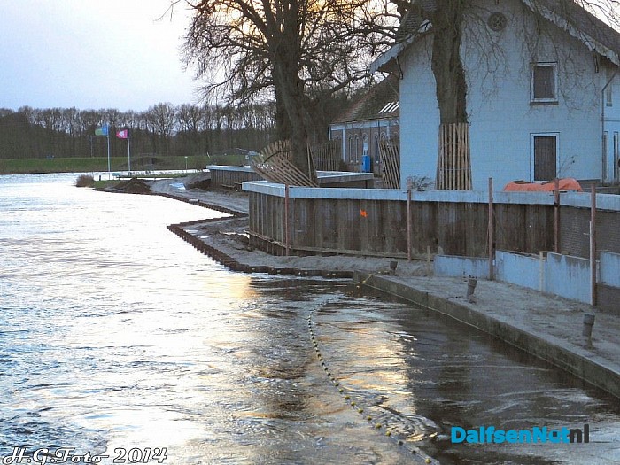 Vecht buiten de oevers. - Foto: H.G. Foto