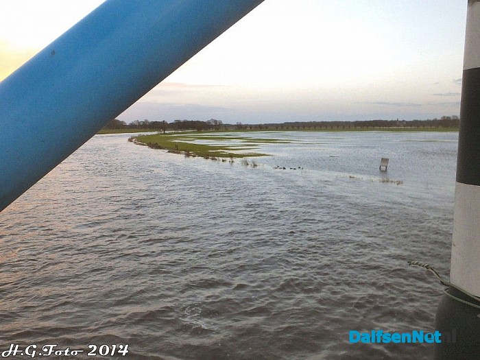 Vecht buiten de oevers. - Foto: H.G. Foto