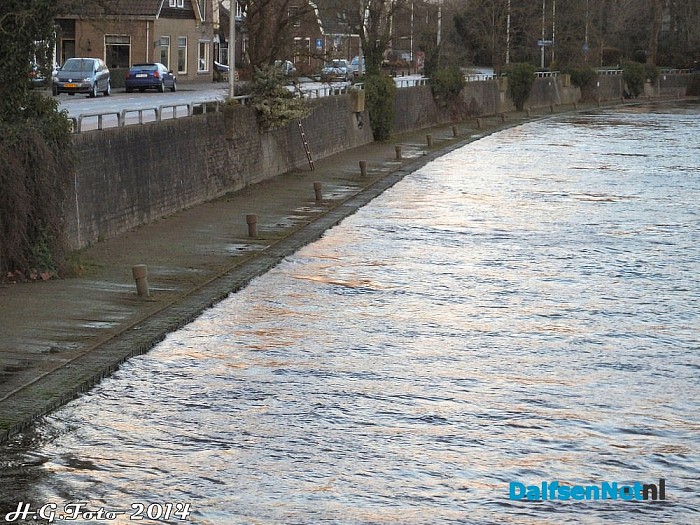 Vecht buiten de oevers. - Foto: H.G. Foto