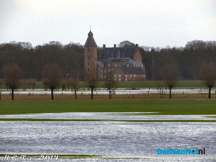 Vecht buiten de oevers. - Foto: H.G. Foto