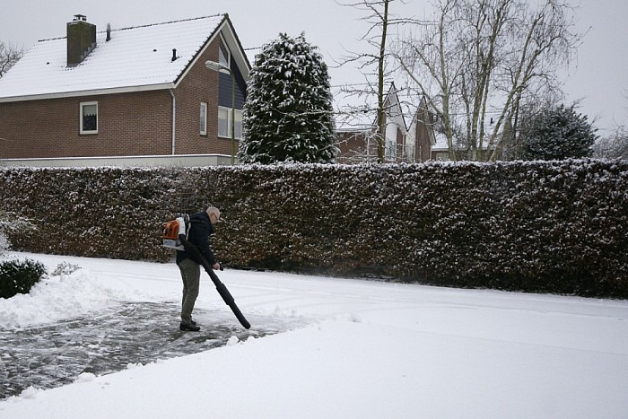 Bladblazer ideaal voor sneeuw ruimen - Foto: Paul Scholten