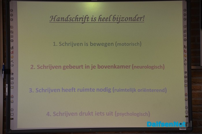Han Noten neemt nieuwe schrijfmethode in ontvangst - Foto: Ingrid Zenderink