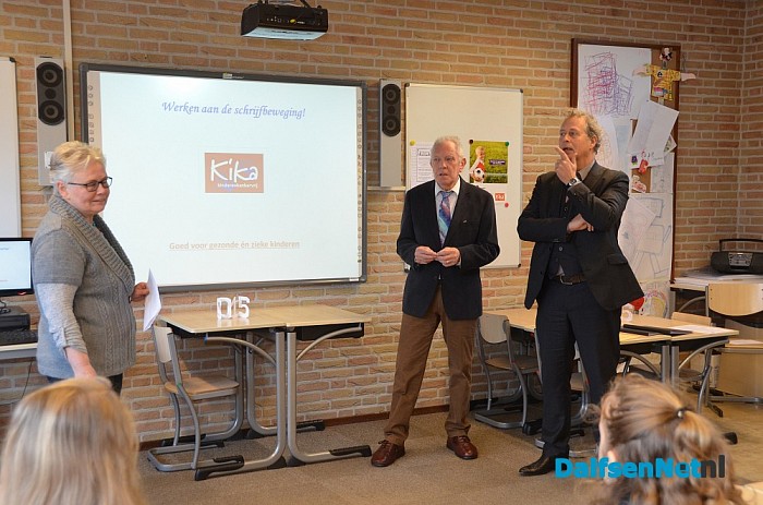 Han Noten neemt nieuwe schrijfmethode in ontvangst - Foto: Ingrid Zenderink