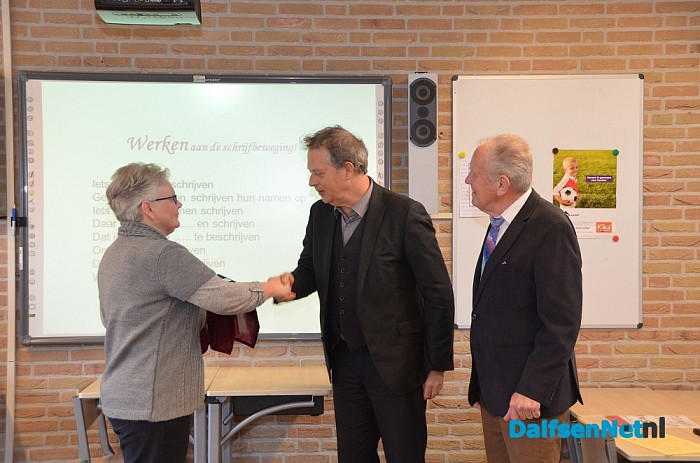 Han Noten neemt nieuwe schrijfmethode in ontvangst - Foto: Ingrid Zenderink