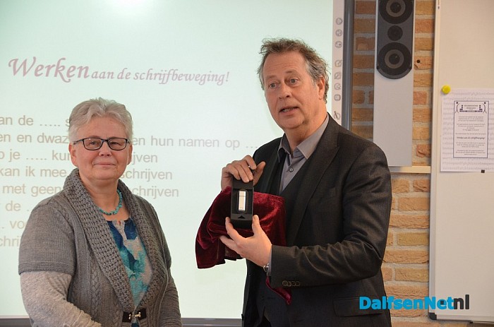 Han Noten neemt nieuwe schrijfmethode in ontvangst - Foto: Ingrid Zenderink