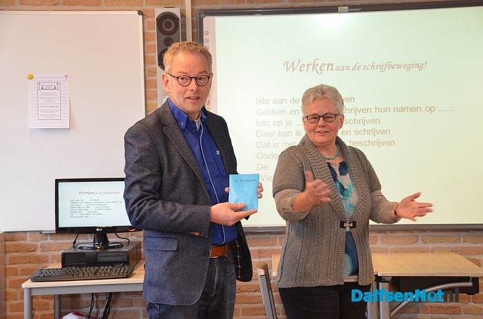 Han Noten neemt nieuwe schrijfmethode in ontvangst - Foto: Ingrid Zenderink