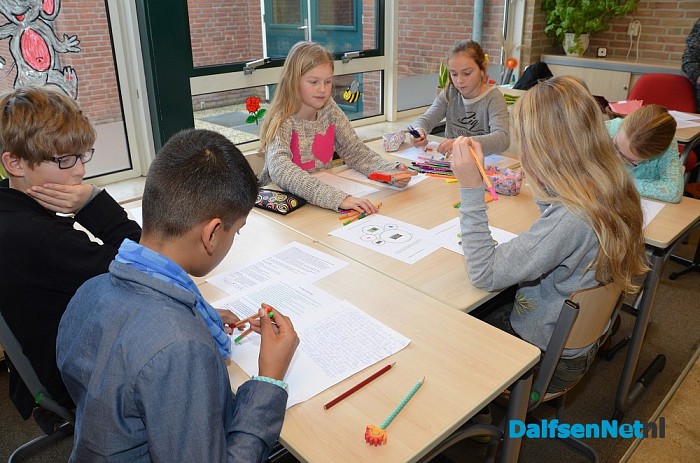 Han Noten neemt nieuwe schrijfmethode in ontvangst - Foto: Ingrid Zenderink