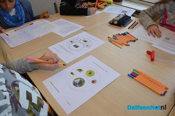 Han Noten neemt nieuwe schrijfmethode in ontvangst - Foto: Ingrid Zenderink