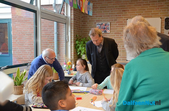 Han Noten neemt nieuwe schrijfmethode in ontvangst - Foto: Ingrid Zenderink