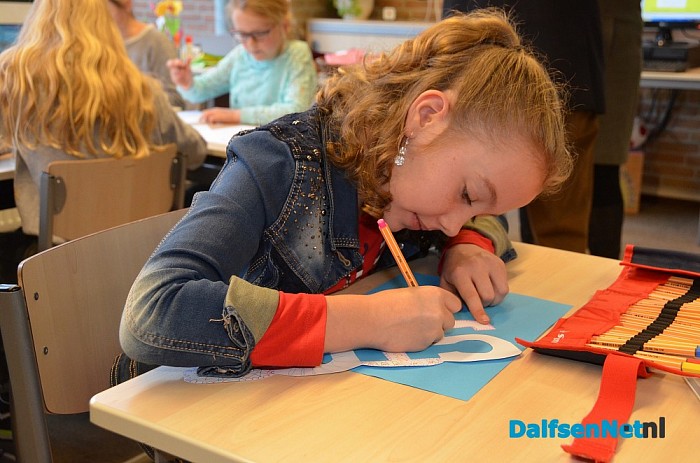 Han Noten neemt nieuwe schrijfmethode in ontvangst - Foto: Ingrid Zenderink