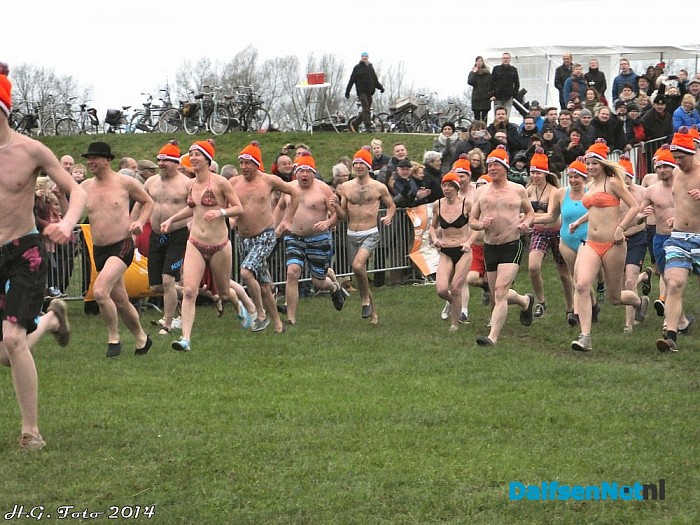 Nieuwjaarsduik in Dalfsen. - Foto: H.G. Foto