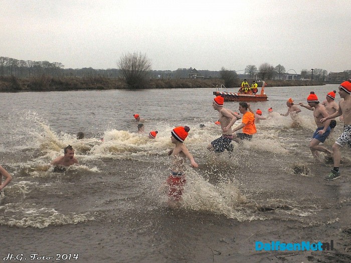 Nieuwjaarsduik in Dalfsen. - Foto: H.G. Foto