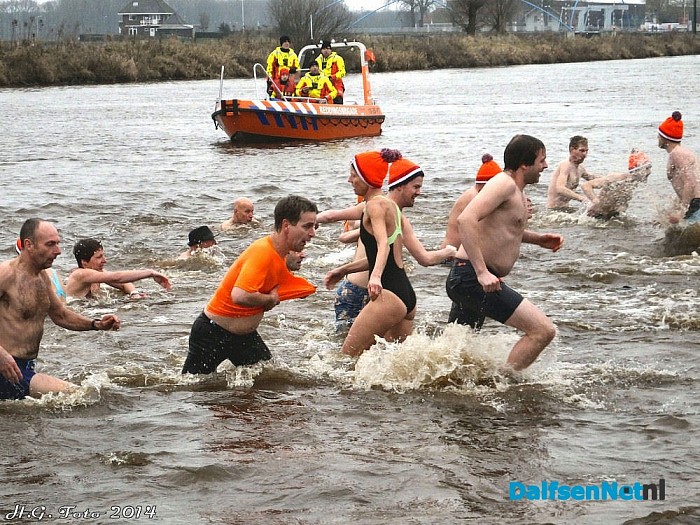 Nieuwjaarsduik in Dalfsen. - Foto: H.G. Foto