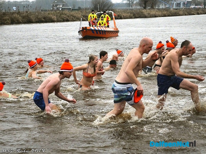 Nieuwjaarsduik in Dalfsen. - Foto: H.G. Foto