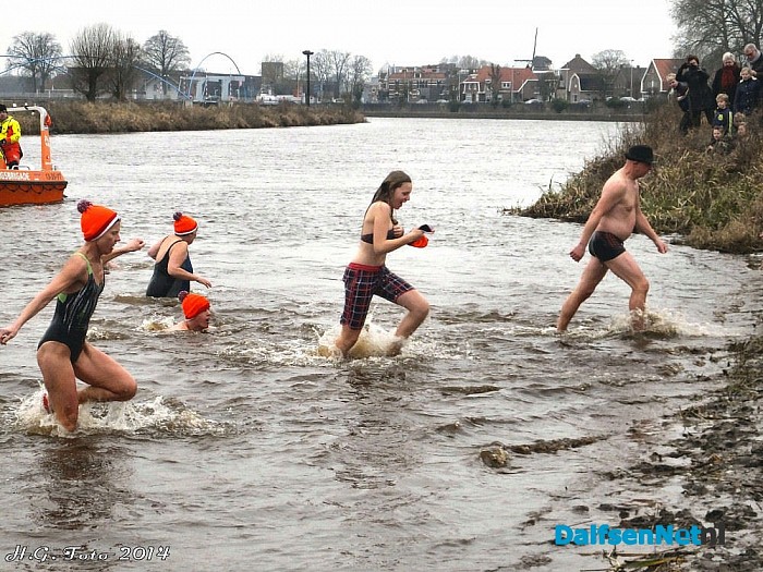 Nieuwjaarsduik in Dalfsen. - Foto: H.G. Foto