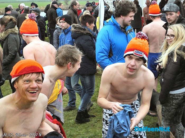 Nieuwjaarsduik in Dalfsen. - Foto: H.G. Foto