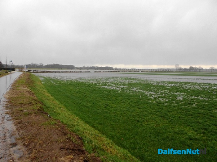 Water in de  Vecht sinds gisteren behoorlijk hoger