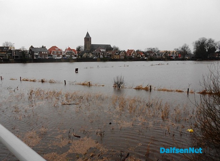 Water in de  Vecht sinds gisteren behoorlijk hoger