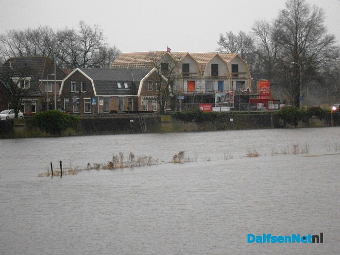 Water in de  Vecht sinds gisteren behoorlijk hoger