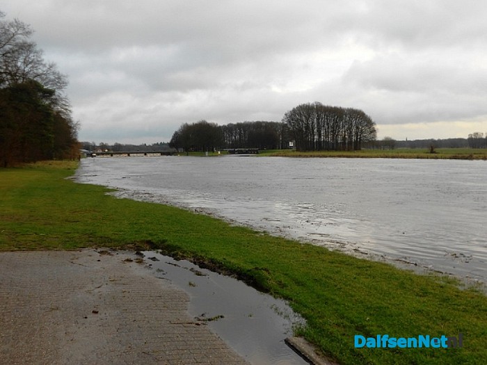 Water in de  Vecht sinds gisteren behoorlijk hoger