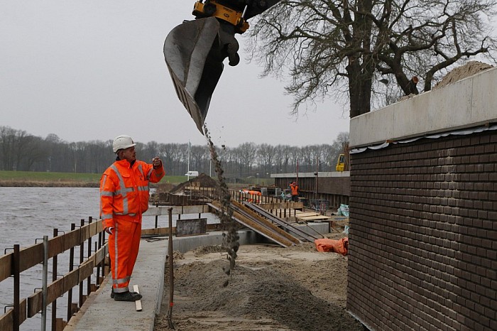 Werkzaamheden aan kade Dalfsen: vandaag beton storten - Foto: Paul Scholten
