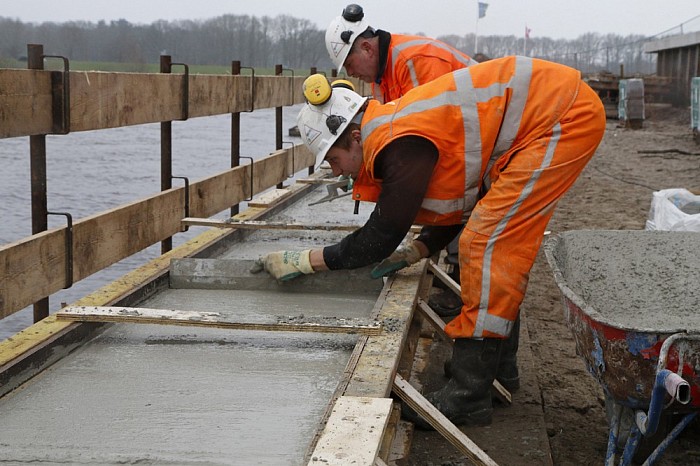 Werkzaamheden aan kade Dalfsen: vandaag beton storten - Foto: Paul Scholten