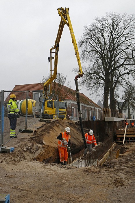 Werkzaamheden aan kade Dalfsen: vandaag beton storten - Foto: Paul Scholten