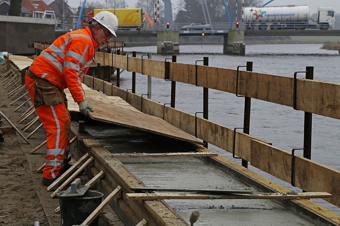 Werkzaamheden aan kade Dalfsen: vandaag beton storten - Foto: Paul Scholten