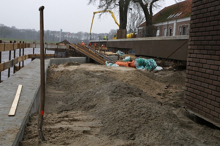 Werkzaamheden aan kade Dalfsen: vandaag beton storten - Foto: Paul Scholten