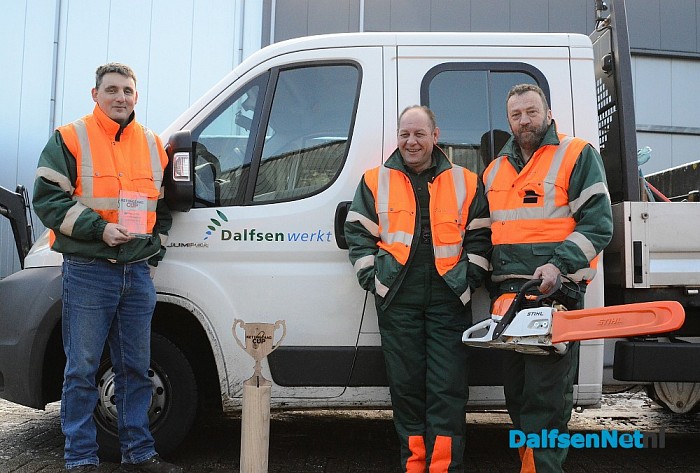 Zaagteam krijgt kadobonnen van wethouder van Leeuwen - Foto: Johan Bokma