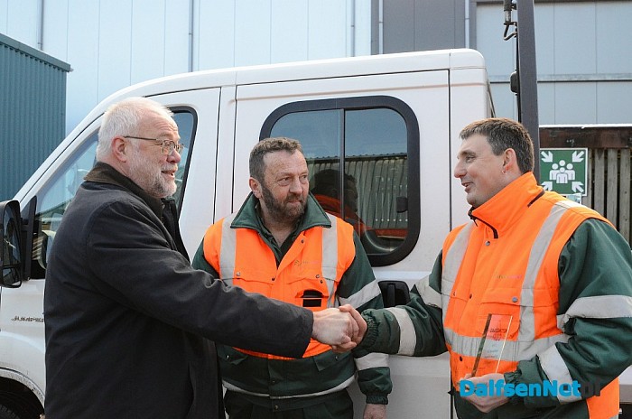 Zaagteam krijgt kadobonnen van wethouder van Leeuwen - Foto: Johan Bokma