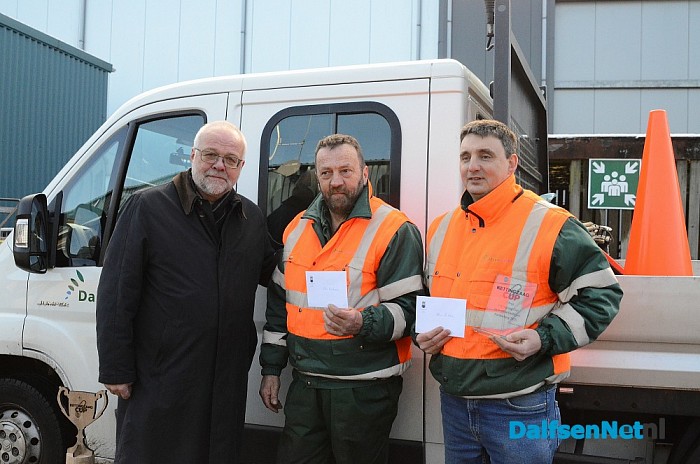 Zaagteam krijgt kadobonnen van wethouder van Leeuwen - Foto: Johan Bokma