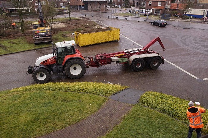 Aanleg nieuwe parkeerplaatsen bij gemeentehuis - Foto: Paul Scholten