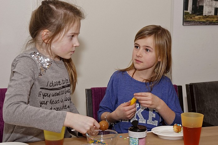 Cupcakes maken bij Noaberhuus - Foto: Paul Scholten
