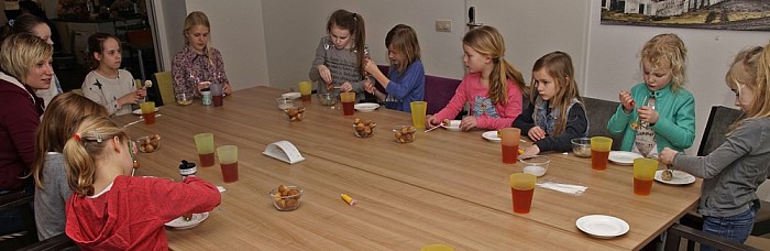 Cupcakes maken bij Noaberhuus - Foto: Paul Scholten