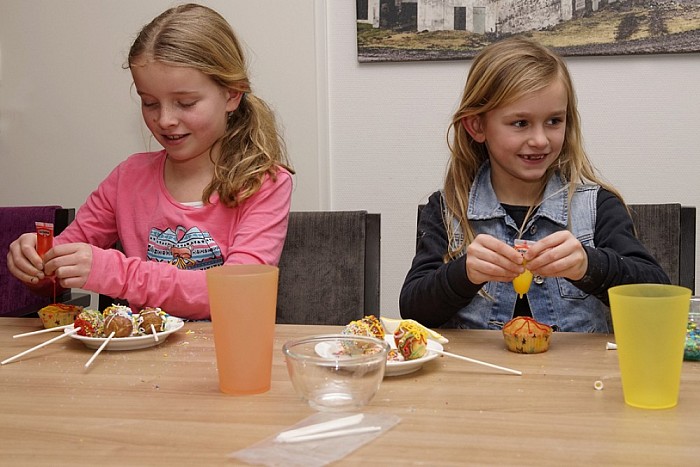 Cupcakes maken bij Noaberhuus - Foto: Paul Scholten