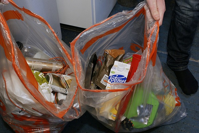 Afval voor oranje zak en glasbak - Foto: Paul Scholten
