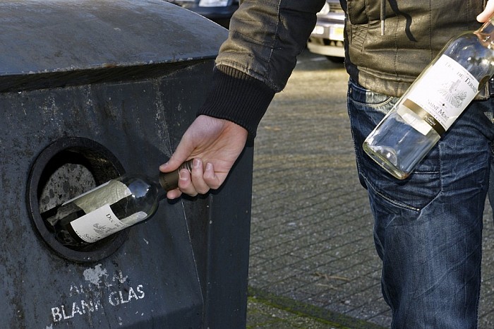Afval voor oranje zak en glasbak - Foto: Paul Scholten