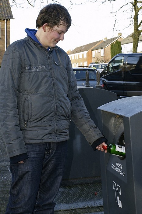 Afval voor oranje zak en glasbak - Foto: Paul Scholten