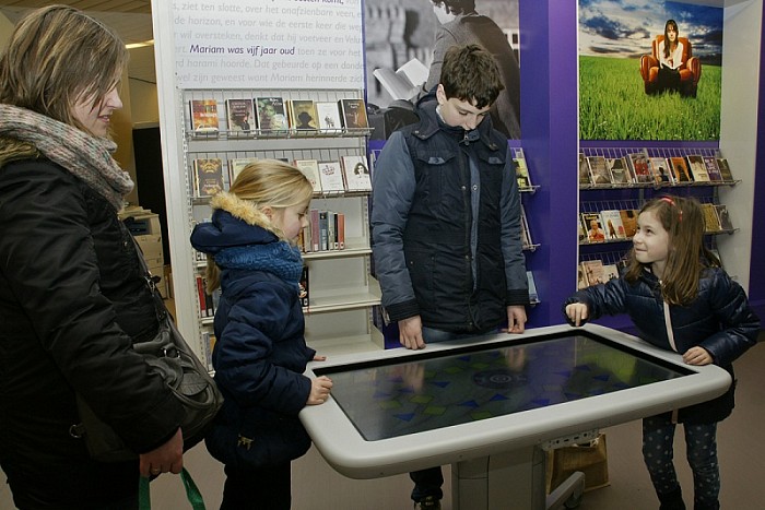 Presentatietafel in bibliotheek Dalfsen - Foto: Paul Scholten