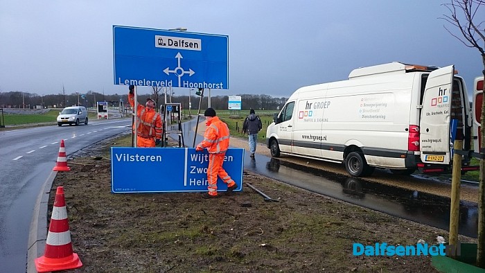 Nieuwe borden alsnog geplaatst bij rotonde - Foto: Robert Bril