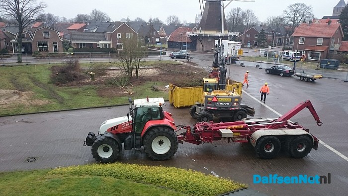 Aanleg nieuwe parkeerplaatsen bij gemeentehuis - Foto: Robert Bril